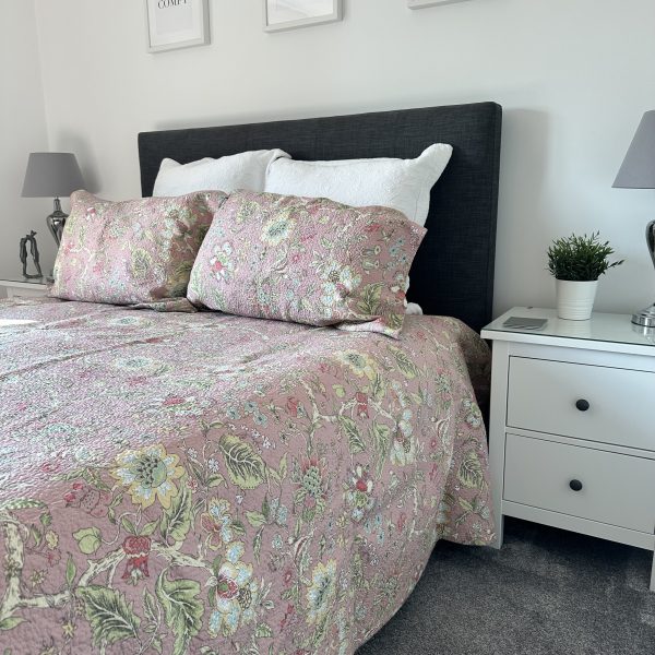 Antoinette Pink Flora Bedspread - Image 3